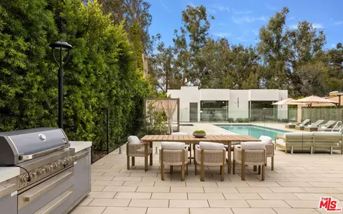 505 S Barrington Ave #404, Los Angeles, CA 90049