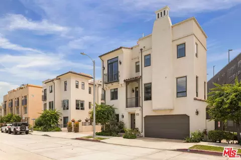 10742 Bloomfield St, Toluca Lake, CA 91602