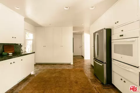 Kitchen - 832 Canon Dr, Pasadena, CA 91106 photo 5 of 5