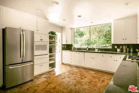Kitchen - 832 Canon Dr, Pasadena, CA 91106 photo 2 of 5