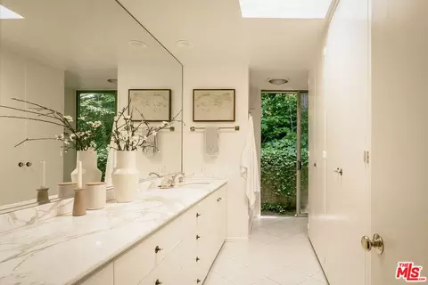 Bath - 832 Canon Dr, Pasadena, CA 91106 photo 2 of 8