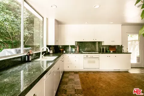 Kitchen - 832 Canon Dr, Pasadena, CA 91106 photo 4 of 5