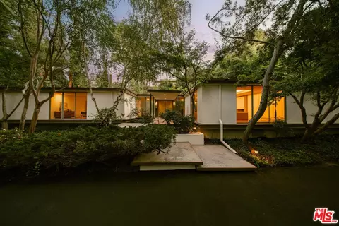 832 Canon Dr, Pasadena, CA 91106