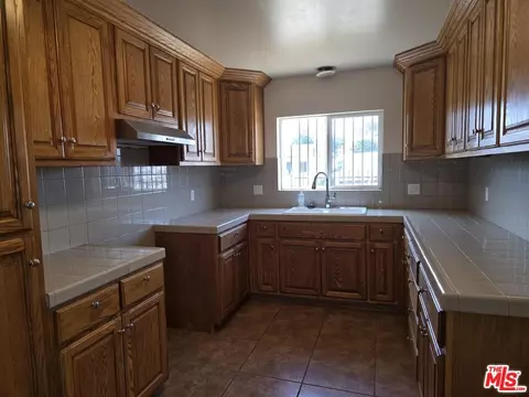 9004 S San Pedro St, Los Angeles, CA 90003