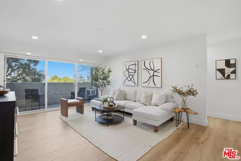 8400 De Longpre Ave #209, West Hollywood, CA 90069