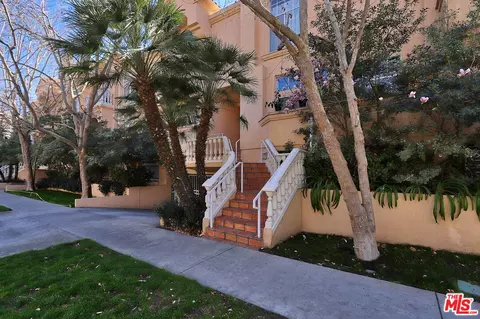 11112 La Maida St #14, North Hollywood, CA 91601