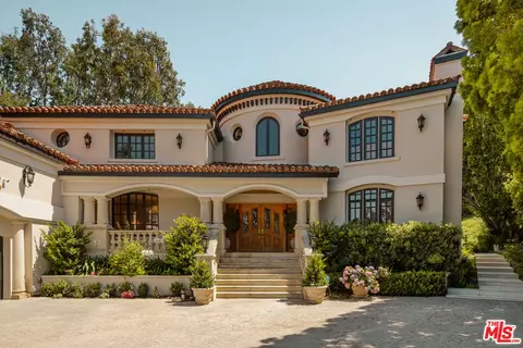 3829 Hayvenhurst Dr, Encino, CA 91436
