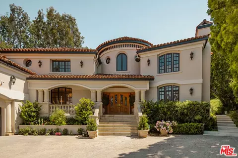 3829 Hayvenhurst Dr, Encino, CA 91436