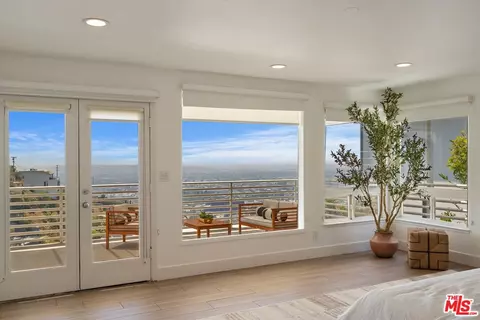 1745 Viewmont Dr, West Hollywood, CA 90069
