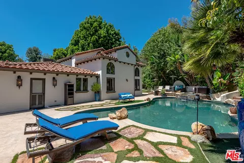 4050 Hayvenhurst Dr, Encino, CA 91436