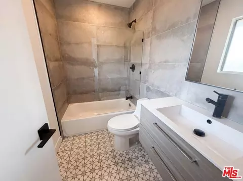 Bath - 7300 Corbin Ave #M, Reseda, CA 91335 photo 1 of 3