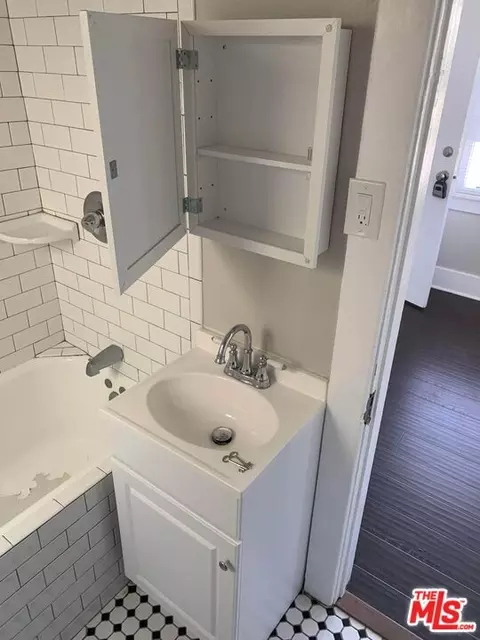 Bath - 322 Daisy Ave, Long Beach, CA 90802 photo 2 of 2