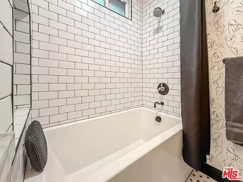 Bath - 5236 Lennox Ave, Sherman Oaks, CA 91401 photo 6 of 10