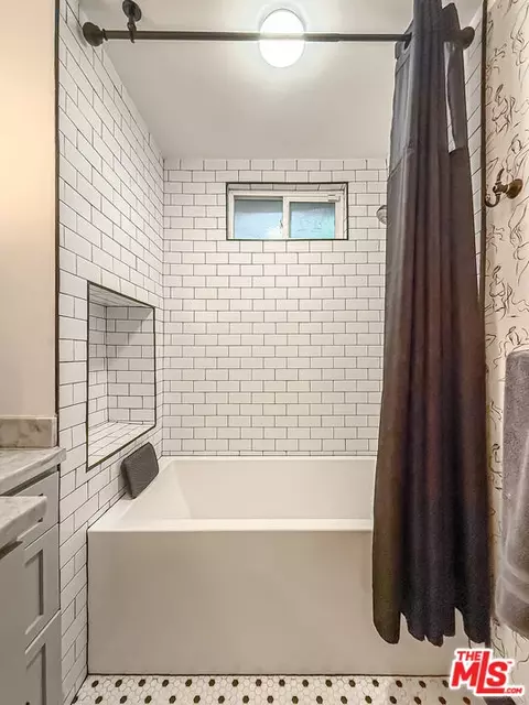 Bath - 5236 Lennox Ave, Sherman Oaks, CA 91401 photo 2 of 10