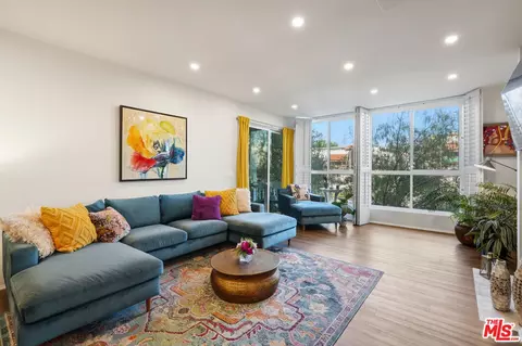 17711 Margate St #211, Encino, CA 91316