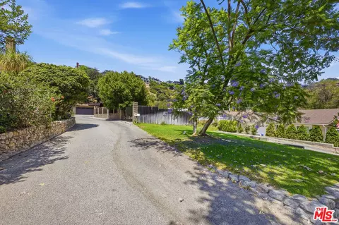 2215 Crescent Ave, Montrose, CA 91020