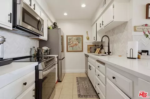 Kitchen - 1140 E Ocean Blvd #220, Long Beach, CA 90802 photo 2 of 4