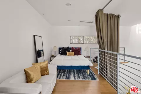 Bedroom - 815 Hampton Dr #2, Los Angeles, CA 90291 photo 10 of 11