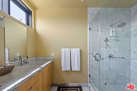 Bath - 815 Hampton Dr #2, Los Angeles, CA 90291 photo 1 of 1