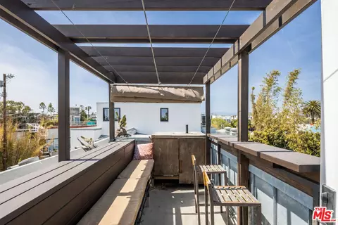 Exterior - 815 Hampton Dr #2, Los Angeles, CA 90291 photo 1 of 1