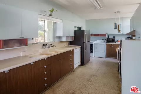 Kitchen - 2885 Edgewick Rd, Glendale, CA 91206 photo 4 of 5