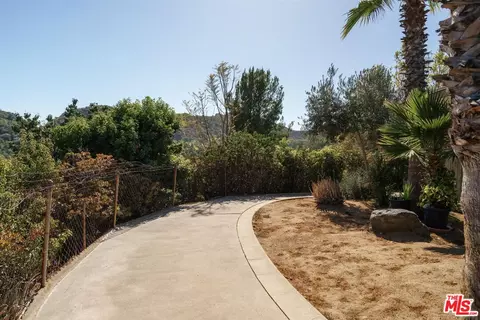 Exterior - 2885 Edgewick Rd, Glendale, CA 91206 photo 10 of 28