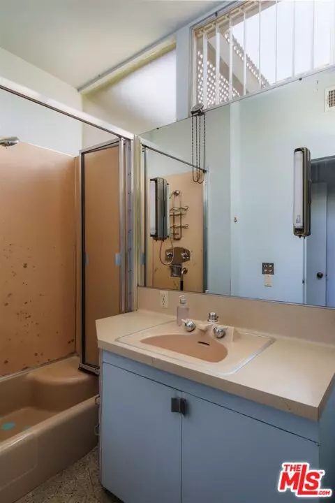 Bath - 2885 Edgewick Rd, Glendale, CA 91206 photo 1 of 3
