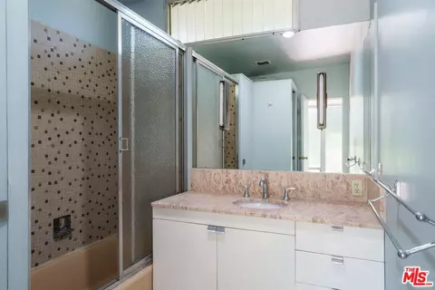 Bath - 2885 Edgewick Rd, Glendale, CA 91206 photo 2 of 3