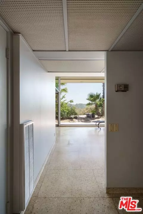 Entry Way - 2885 Edgewick Rd, Glendale, CA 91206 photo 2 of 6