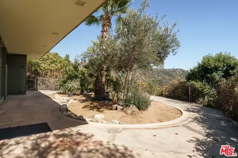 Exterior - 2885 Edgewick Rd, Glendale, CA 91206 photo 9 of 28
