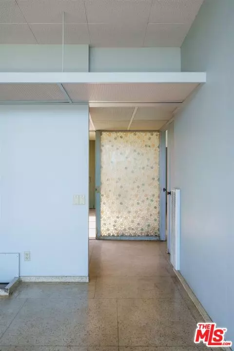 Entry Way - 2885 Edgewick Rd, Glendale, CA 91206 photo 3 of 6
