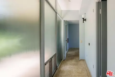 Entry Way - 2885 Edgewick Rd, Glendale, CA 91206 photo 5 of 6