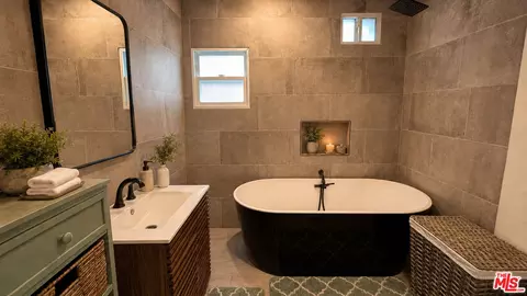Bath - 3213 Thatcher Ave, Venice, CA 90292 photo 2 of 2