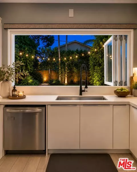 Kitchen - 3213 Thatcher Ave, Venice, CA 90292 photo 7 of 7