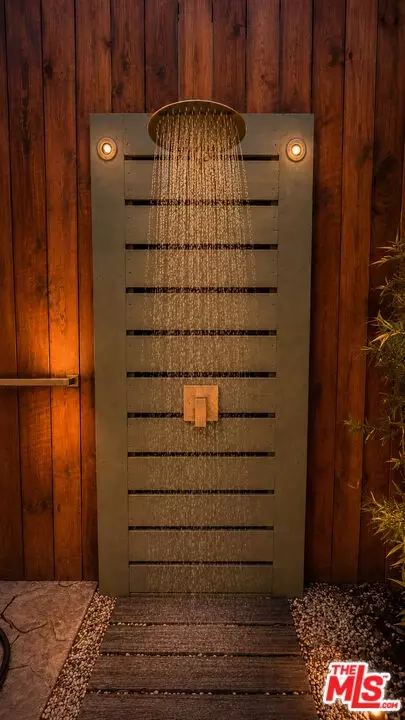 Exterior - 3213 Thatcher Ave, Venice, CA 90292 photo 3 of 5