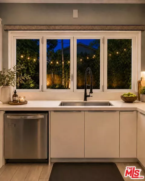 Kitchen - 3213 Thatcher Ave, Venice, CA 90292 photo 5 of 7