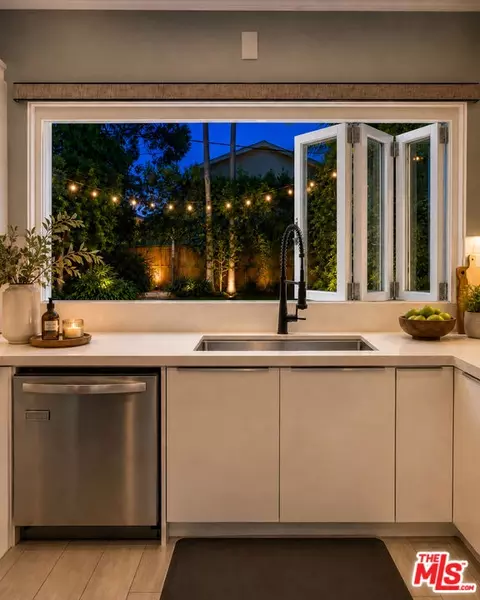 Kitchen - 3213 Thatcher Ave, Venice, CA 90292 photo 6 of 7