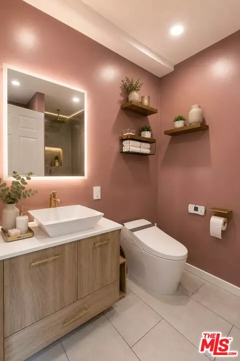 Bath - 3213 Thatcher Ave, Venice, CA 90292 photo 1 of 2