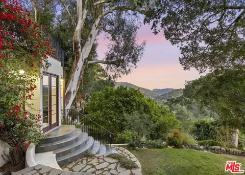 10037 Reevesbury Dr, Beverly Hills, CA 90210