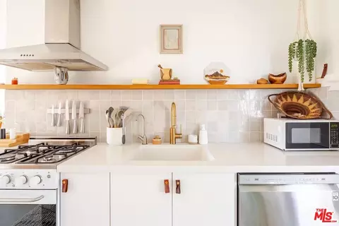 Kitchen - 1616 Sunset Mesa Rd, Landers, CA 92285 photo 7 of 9
