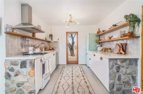 Kitchen - 1616 Sunset Mesa Rd, Landers, CA 92285 photo 3 of 9