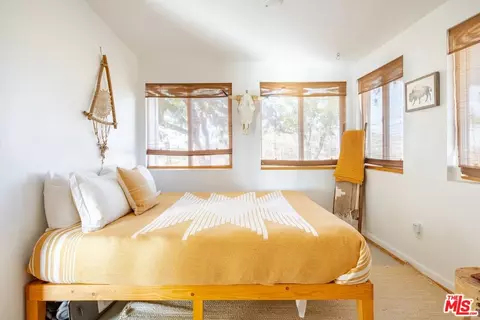 Bedroom - 1616 Sunset Mesa Rd, Landers, CA 92285 photo 3 of 8