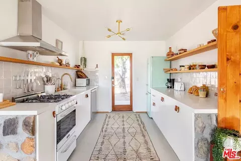 Kitchen - 1616 Sunset Mesa Rd, Landers, CA 92285 photo 2 of 9