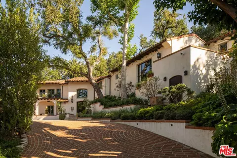 17610 Hidden Oaks Rd, Encino, CA 91316
