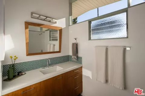 Bath - 2035 Skyview Dr, Altadena, CA 91001 photo 2 of 2