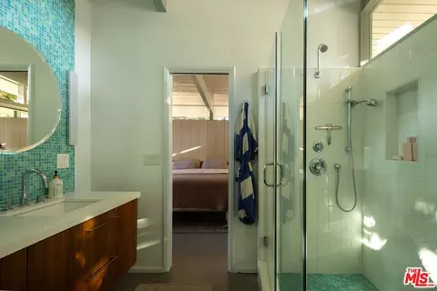 Bath - 2035 Skyview Dr, Altadena, CA 91001 photo 1 of 2