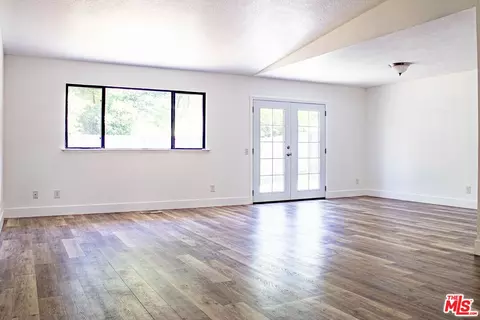 Living - 823 Spaniel Dr, Redding, CA 96003 photo 2 of 4