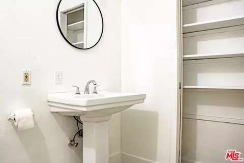 Bath - 823 Spaniel Dr, Redding, CA 96003 photo 1 of 3