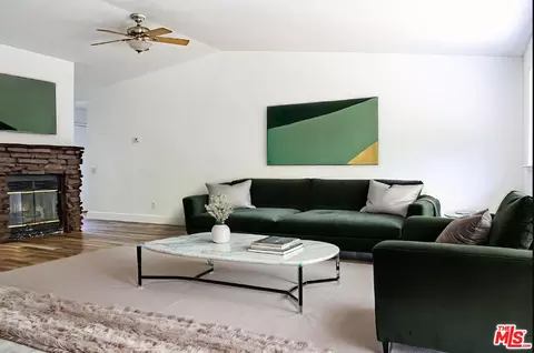 Living - 823 Spaniel Dr, Redding, CA 96003 photo 3 of 4