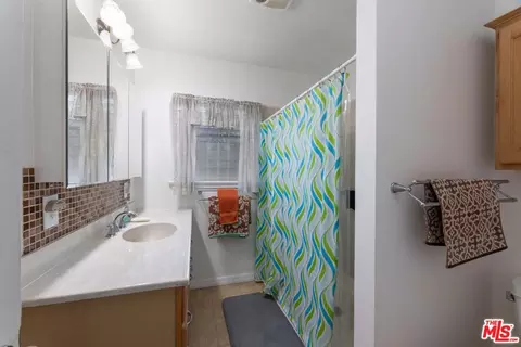 Bath - 1220 E Palmer St, Compton, CA 90221 photo 1 of 2